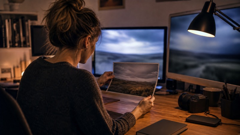 Notebook s otevřeným generátorem videa, na obrazovce nahraná fotografie a vedle ní náhled krátkého rozpohybovaného klipu