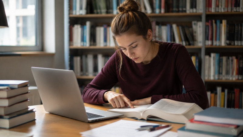 Člověk u notebooku podepisuje jménem text, který mu pomohla napsat umělá inteligence